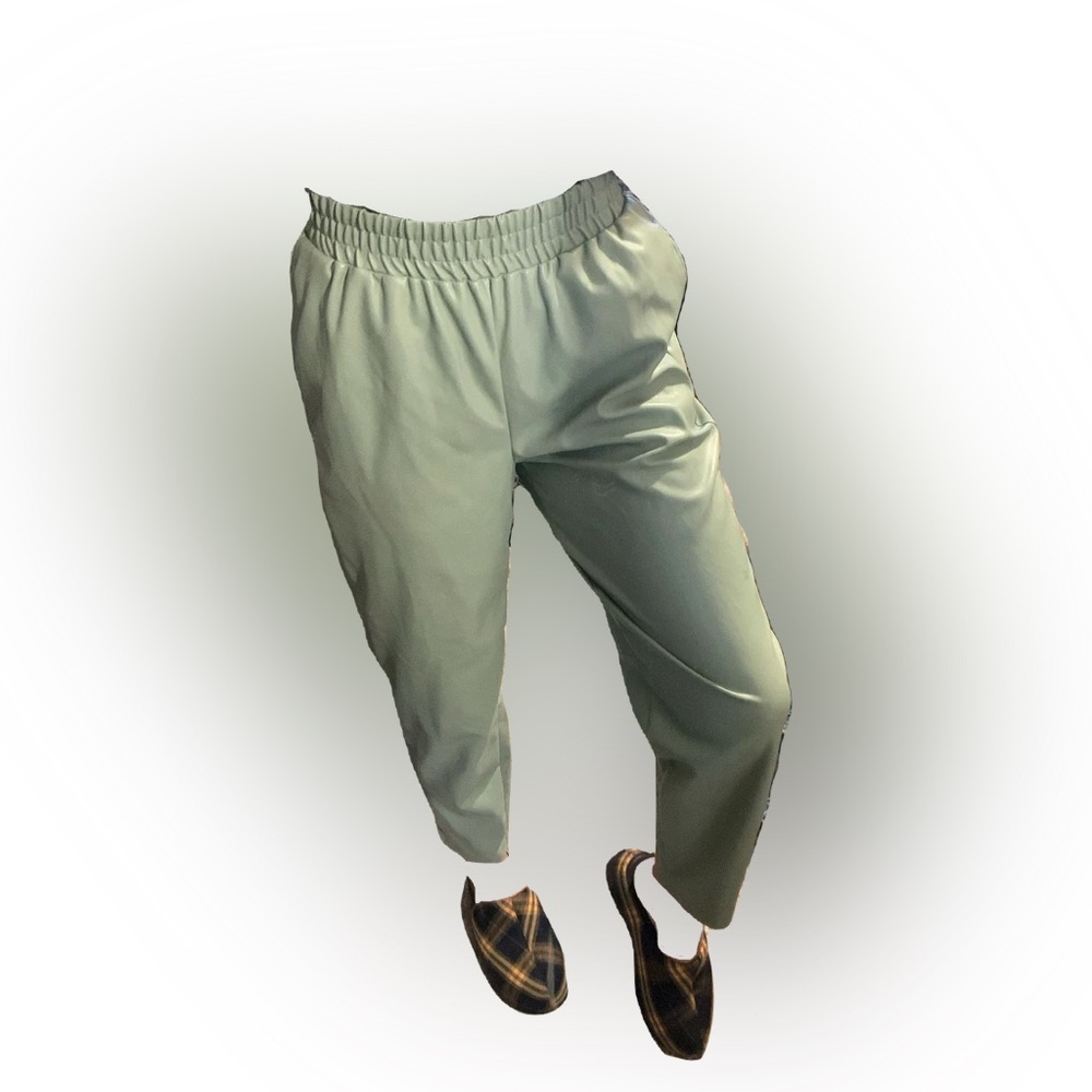 Faux leather Fabletics trouser - Picture 4 of 6